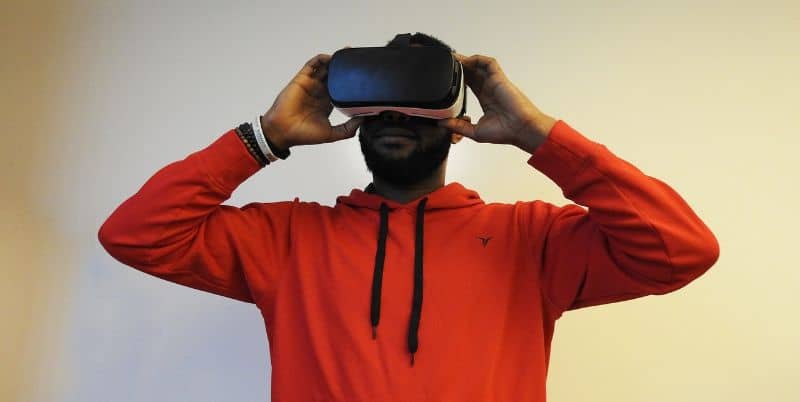 hombre usando gafas realidad virtual