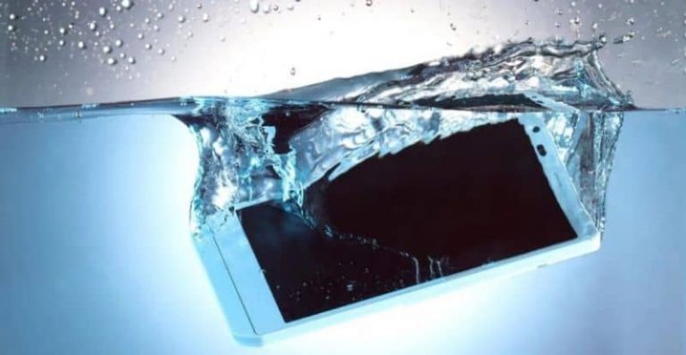 Cómo Arreglar y Reparar un Móvil Mojado que cayó al Agua y se Mojó paso