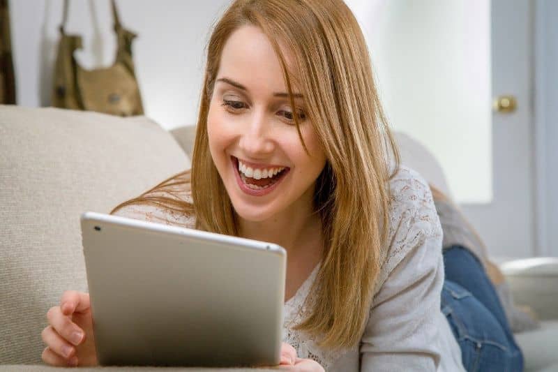 mujer sonriendo con tablet