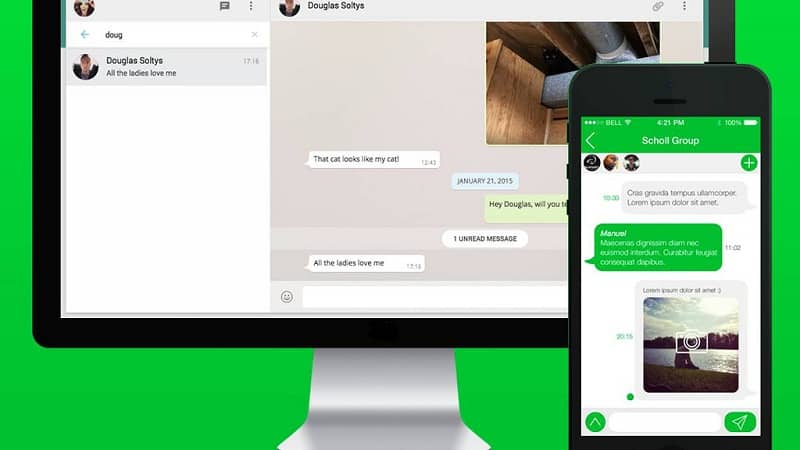 computadora y movil con chat de whatsapp