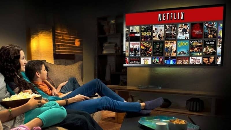 familia viendo netflix en smart tv