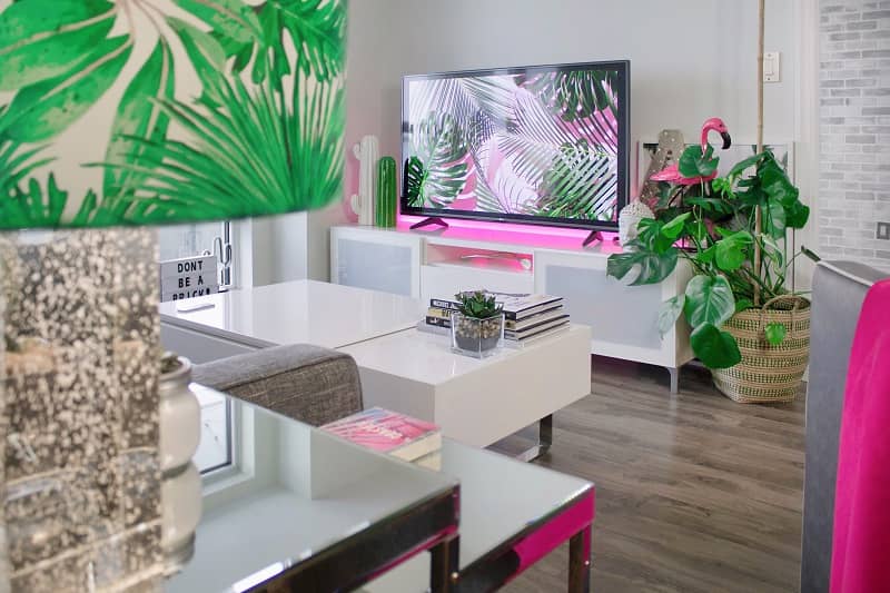 smart tv en sala rosa y blanca