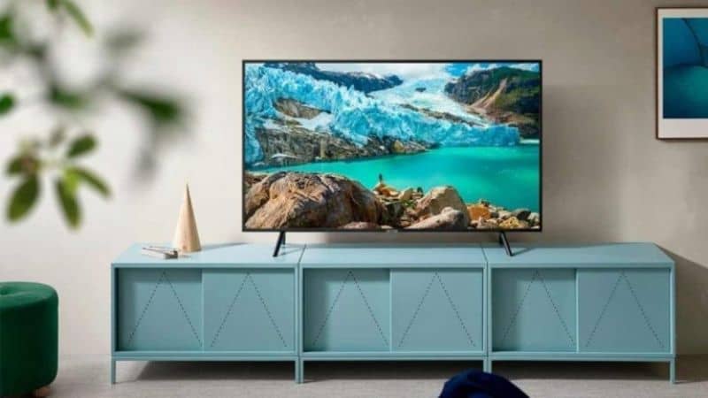 smart tv en mueble azul