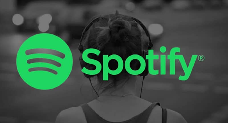 logo de spotify con mujer escuchando musica