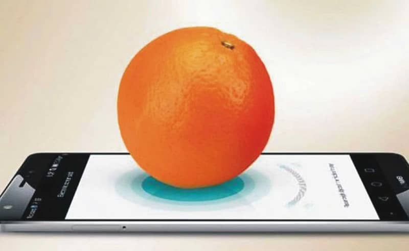 naranja sobre un celular