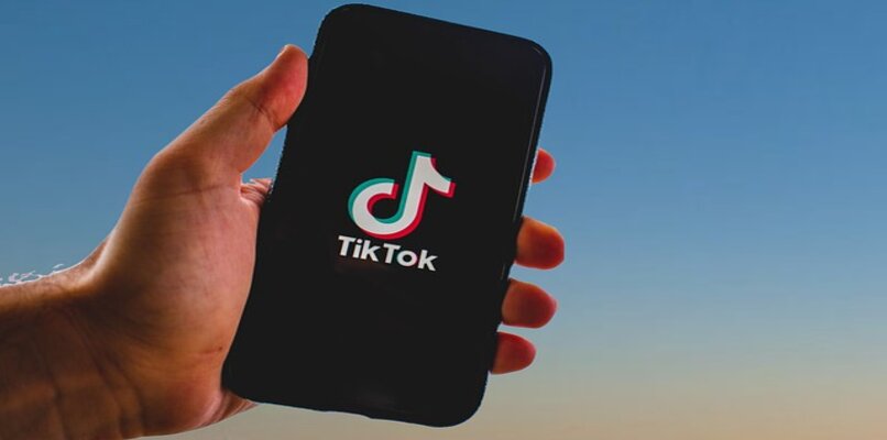 mano con telefono tiktok