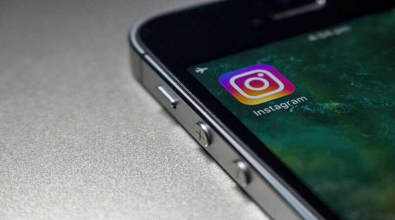 Qué es y cómo hacer swipe up en Instagram paso a paso